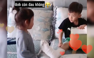 Bé gái bật khóc khi thấy chân anh trai bị bó bột