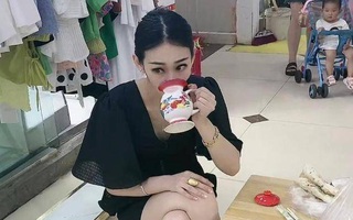 Cô gái gây sốc chỉ vì cầm một chiếc bình ngồi uống nước