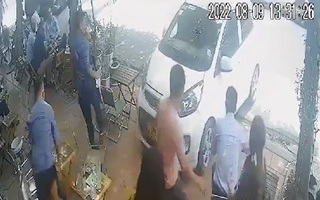 Đám đông ngồi uống cà phê hoảng hồn khi thấy ôtô lao lên vỉa hè
