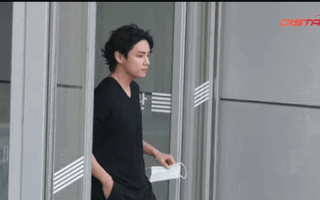 Netizen phản ứng mạnh với thái độ 'lạnh lùng boy' của V BTS