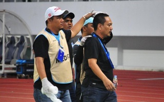 CĐV Indonesia đánh nhau, quan chức cấp cao phải khâu 8 mũi