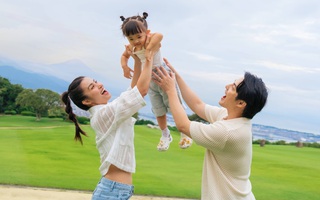 Đông Nhi - Ông Cao Thắng tung MV kỷ niệm 14 năm yêu nhau cùng con gái Winnie