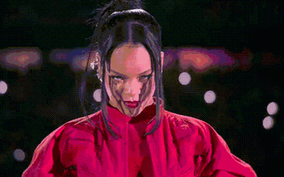 Rihanna khoe bụng bầu lần 2 bằng màn đu dây, nhảy múa trên không