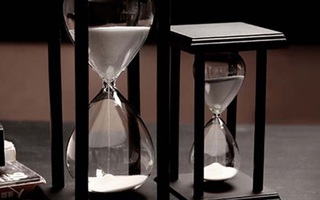Câu đố hack não: Làm sao tính giờ chỉ với hai chiếc đồng hồ cát?
