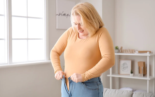 Bị đuổi việc vì 'quá mập, không mặc vừa đồng phục'
