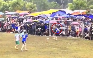 Chàng trai dằn vặt bản thân vì bỏ lỡ cơ hội ghi bàn khó tin