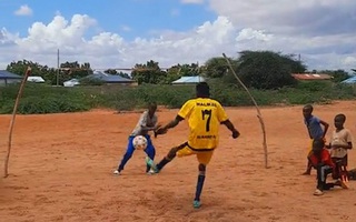 Chàng trai châu Phi sút penalty như hack
