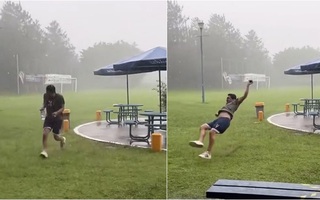 Chàng trai trượt chân 'vồ ếch' khi chạy dưới mưa