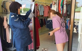 Chủ shop bị phạt vì mặc 'mốt giấu quần'