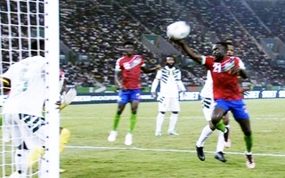 'Bàn tay của Chúa' của Maradona tái hiện ở AFCON 2023 bị VAR lật tẩy