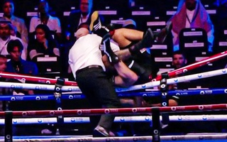Hai võ sĩ quyền Anh ôm nhau té khỏi võ đài ở trận tranh đai IBF
