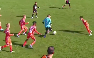 Thủ môn U9 Eintracht Frankfurt lập siêu phẩm như Messi