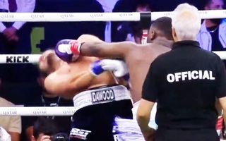 Võ sĩ quyền anh knock-out đối thủ dù đấm không trúng