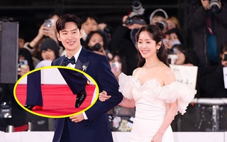 Lee Je Hoon đi 'guốc' dự lên thảm đỏ Rồng Xanh 2024