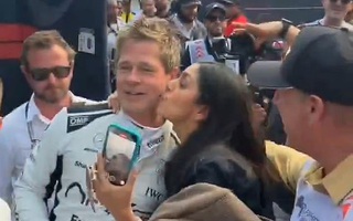 Brad Pitt bị fan nữ cưỡng hôn giữa chốn đông người