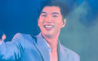 HIEUTHUHAI tháo nhẫn, quỳ gối cầu hôn fan