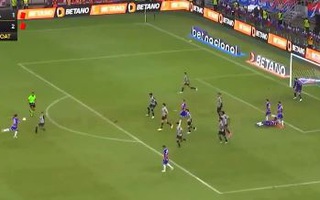 Cú vô lê 'thần sầu' của cầu thủ 18 tuổi được đề cử Puskas