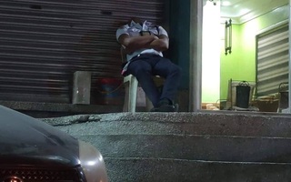 Ảnh vui 23-2: 'Bên em có chú bảo vệ làm 10 năm không mất chiếc xe nào!'