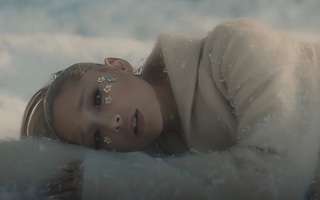 Sau tranh cãi, Ariana Grande trở lại thành công rực rỡ với album ‘Eternal sunshine’