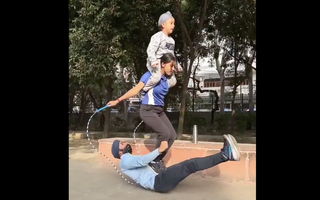 Màn nhảy dây bằng mông đầy áp lực