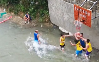 Trận đấu bóng rổ dưới lòng sông lạ mắt
