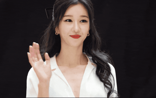 Visual 'cực nét' của Seo Ye Ji ngày tái xuất