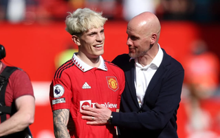 Sao trẻ Man Utd Garnacho thích bài đăng Ronaldo chỉ trích Ten Hag
