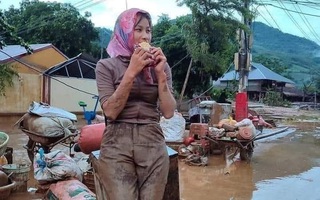 Dân mạng yêu quá hình ảnh cô giáo lấm lem bùn đứng ăn mì sống