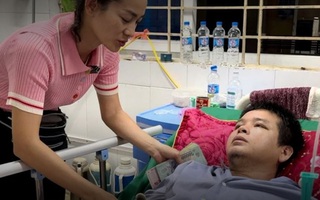 Người may mắn thoát chết ở Làng Nủ góp tiền ủng hộ nạn nhân bão lụt