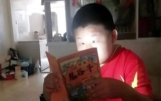 Ảnh vui 23-9: Đứa trẻ ham đọc sách thường có gương mặt sáng bừng