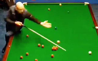 Đánh bi không vào lỗ, cơ thủ billiard giận dỗi bỏ cuộc sớm