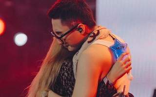 Ảnh vui 1-1: Cận cảnh biểu cảm của Sơn Tùng khi được fangirl ôm