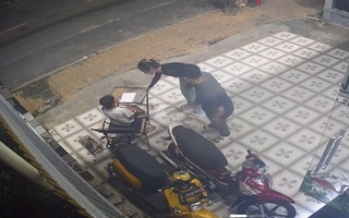 Cậu bé bán vé số xin nhờ ánh đèn nhà dân để làm bài tập