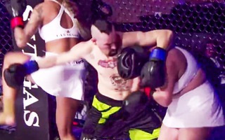 Ba người mẫu nữ bị hai võ sĩ nam đánh bầm dập ở trận MMA điên rồ