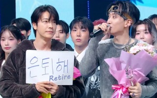 Donghae cầm biển nghỉ hưu mừng bạn thân Eunhyuk thắng game show