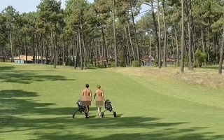 Sân golf đặc biệt tại Pháp dành cho người thích khỏa thân