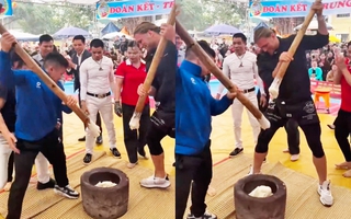 ‘Thần sấm’ Zakhar lần đầu trải nghiệm giã bánh giầy tại Việt Nam
