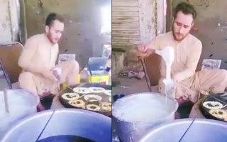 Ngôi sao sân cỏ Pakistan Muhammad Riaz bán hàng rong kiếm sống