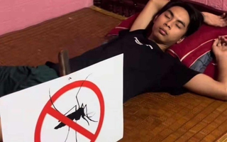 Ảnh vui 15-3: Sợ bị muỗi đốt nhưng không có mùng