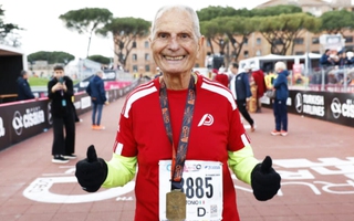 Cụ ông 92 tuổi Antonio Rao tươi cười chinh phục Rome Marathon