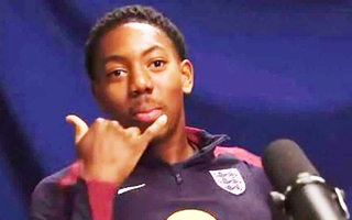 Lewis-Skelly từng nhầm cuộc gọi của shipper là HLV Thomas Tuchel