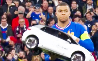 Kylian Mbappe bối rối vì chiếc xe điều khiển bị hỏng giữa sân