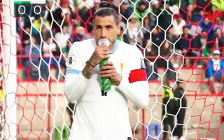 Tuyển thủ Uruguay vừa đá vừa thở oxy ở vòng loại World Cup 2026