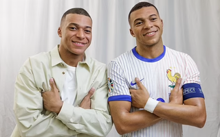 Kylian Mbappe diện kiến Kylian Mbappe ‘gây lú’
