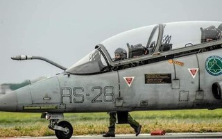 Ảnh vui 30-3: Phi công 'dùng chân' để lái máy bay