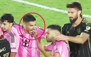 Luis Suarez cắn nhầm… đồng đội