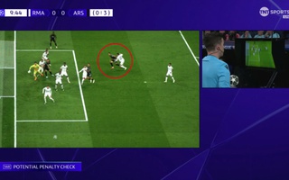 Tranh cãi nảy lửa về quả phạt đền của Arsenal trước Real Madrid