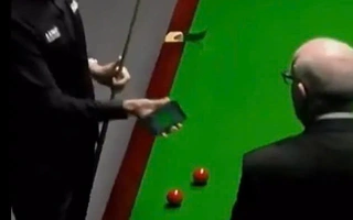 Trọng tài billiard 'check VAR' bằng… điện thoại của khán giả
