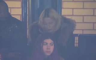 'Nữ hoàng nhạc pop' Madonna bất ngờ xuất hiện trên sân Chelsea
