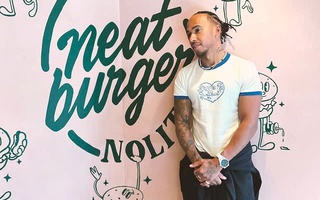 Tay đua F1 Lewis Hamilton 'lạc tay lái' trên đường... kinh doanh ăn chay